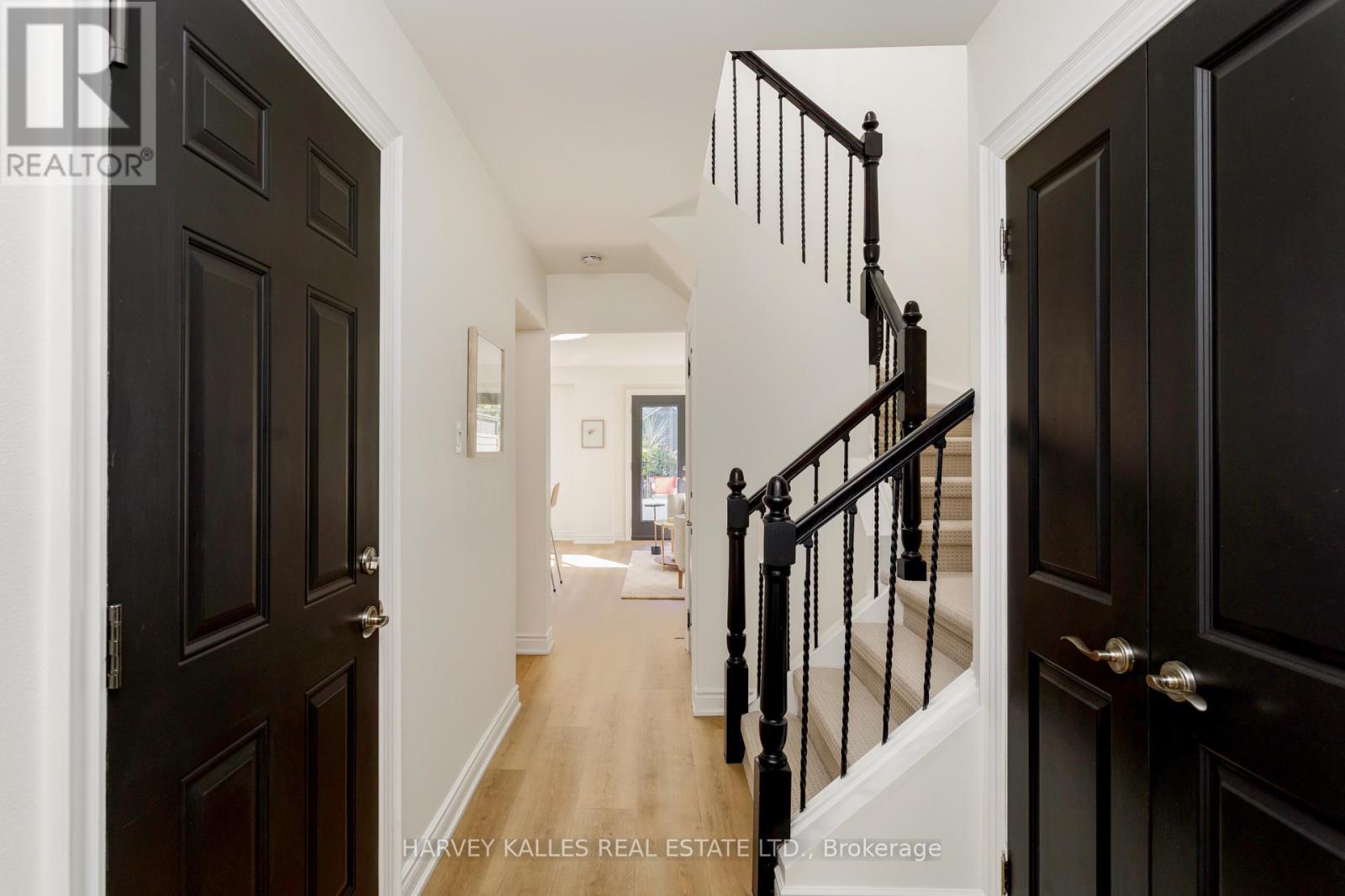 1084 Bordeaux Court, Mississauga, Ontario  L5H 4B4 - Photo 6 - W12443263