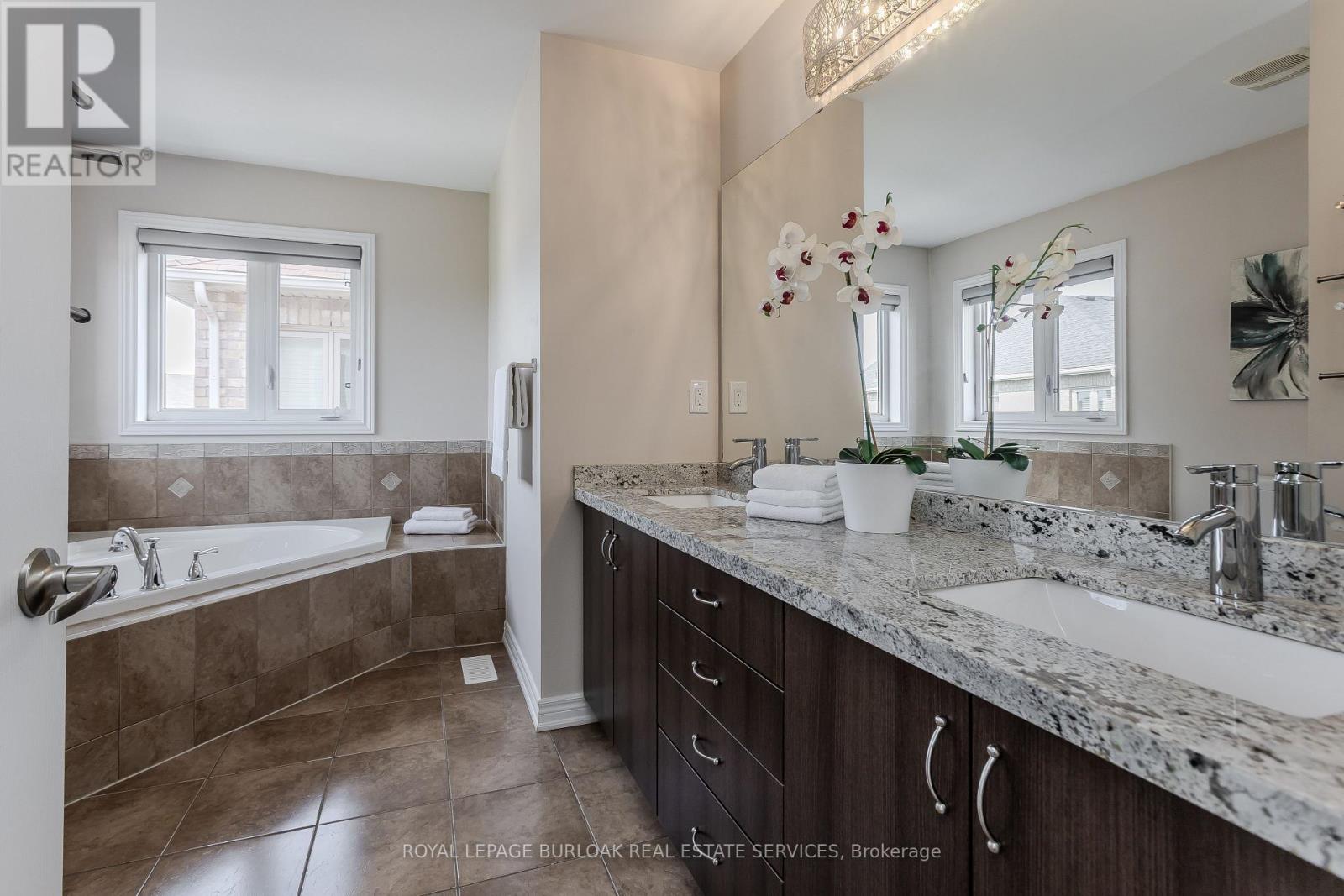 3295 Hopkins Drive, Burlington (Alton), Ontario  L7M 0M8 - Photo 23 - W12443304