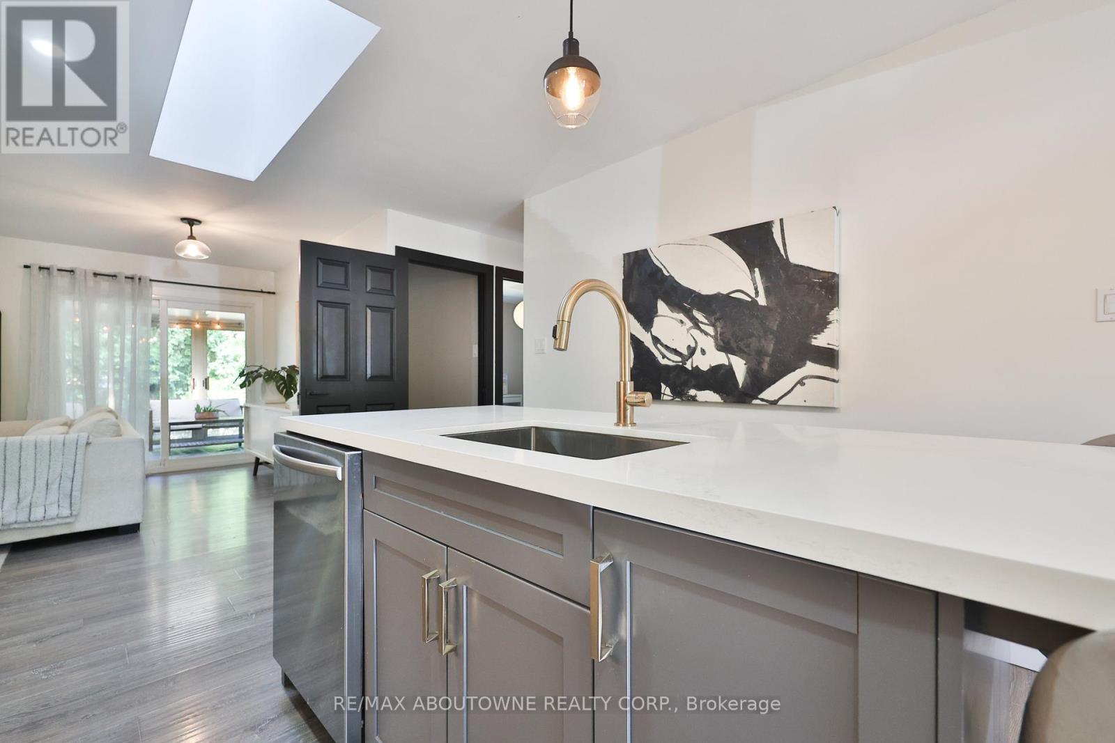 1131 Carol Street, Burlington (Brant), Ontario  L7S 1Z9 - Photo 13 - W12443337