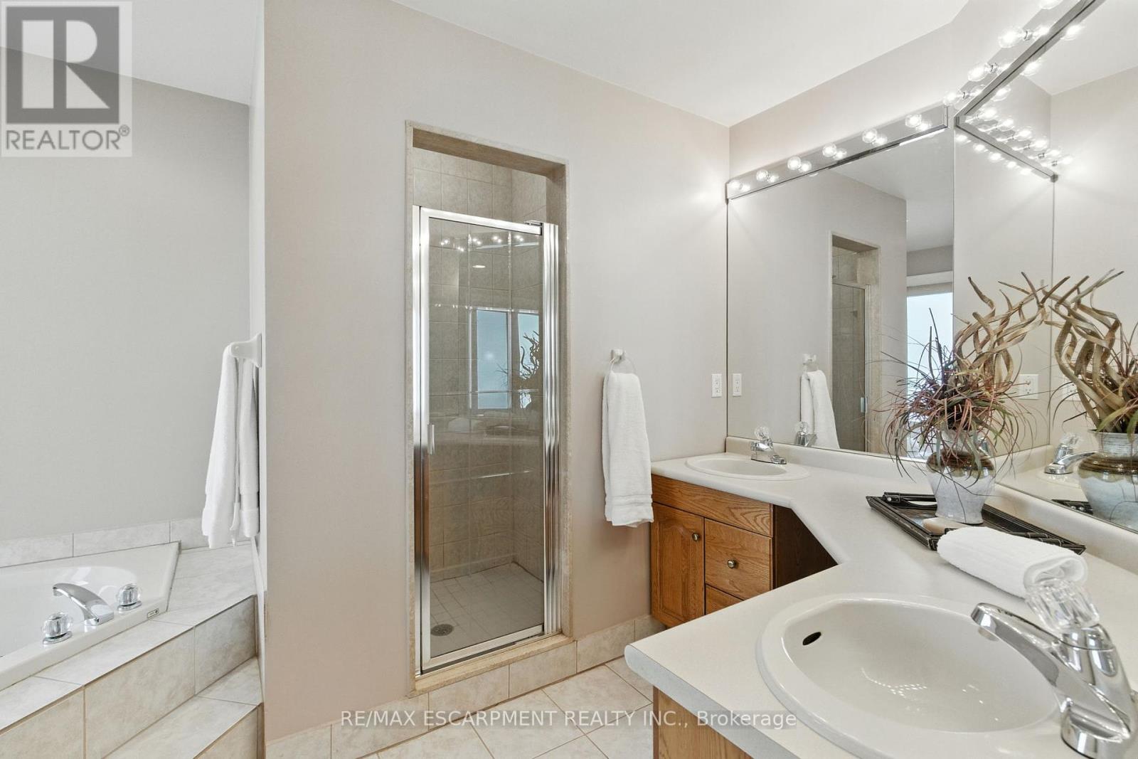 320 Fiddler's Green Road, Hamilton, Ontario  L9G 1X1 - Photo 24 - X12443373