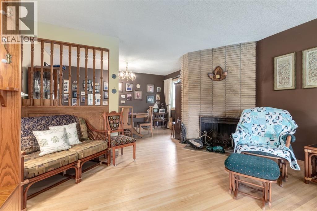 274 Carragana Crescent Nw, Calgary, Alberta  T2L 1B1 - Photo 4 - A2256316