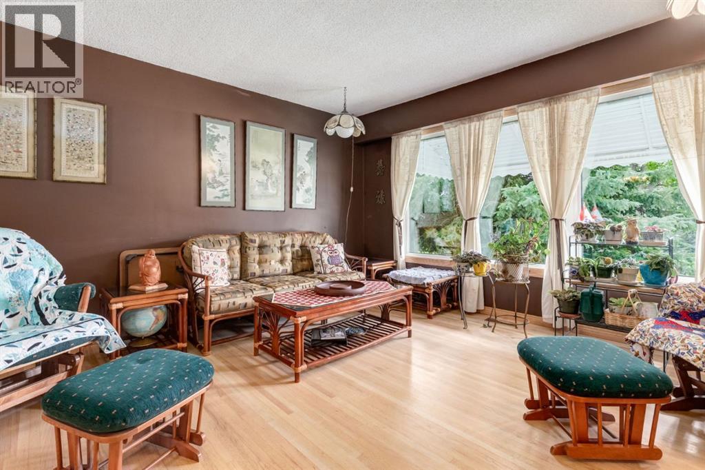 274 Carragana Crescent Nw, Calgary, Alberta  T2L 1B1 - Photo 2 - A2256316