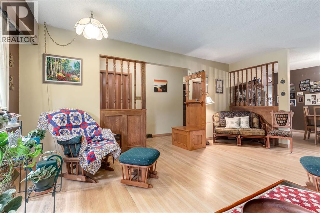 274 Carragana Crescent Nw, Calgary, Alberta  T2L 1B1 - Photo 3 - A2256316