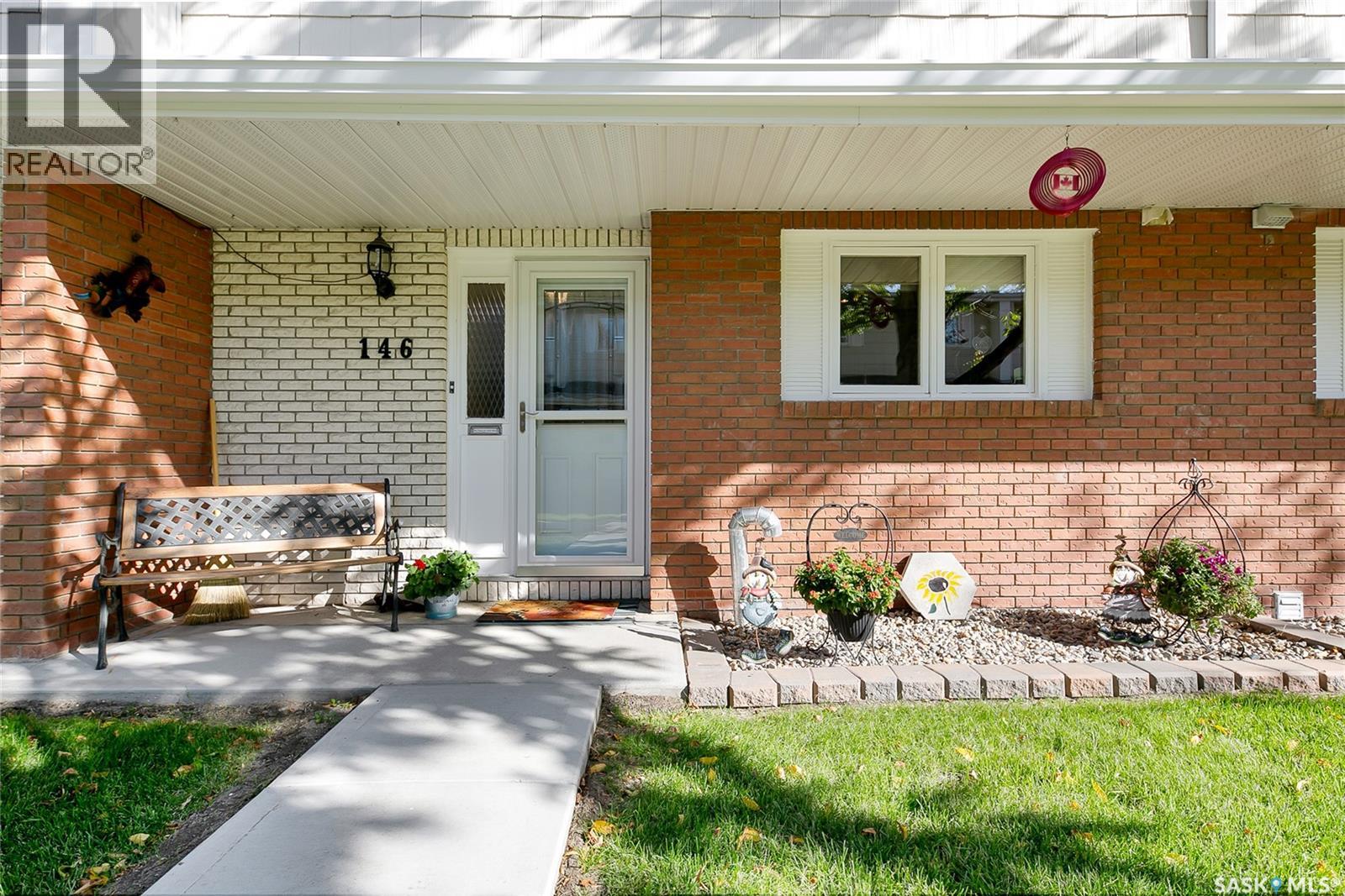 146 Plainsview Drive, Regina, Saskatchewan  S4S 6L2 - Photo 2 - SK019982
