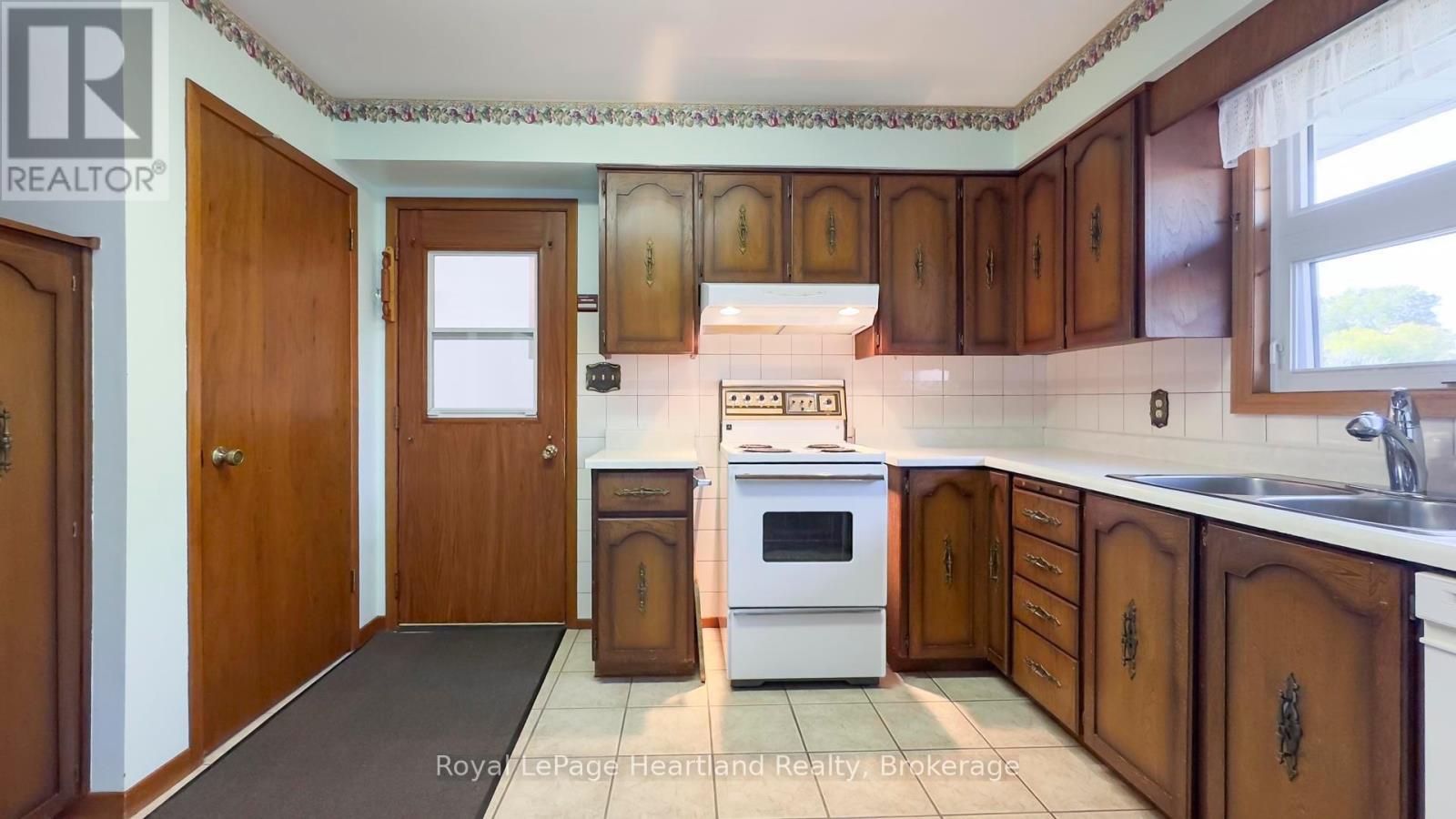 45 Winter Court, Central Huron, Ontario  N0M 1L0 - Photo 7 - X12443500