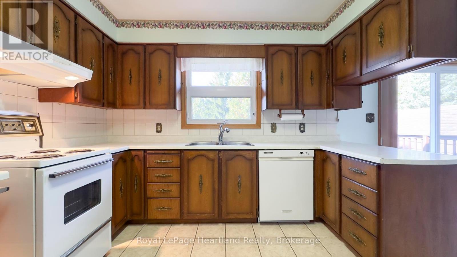 45 Winter Court, Central Huron, Ontario  N0M 1L0 - Photo 8 - X12443500