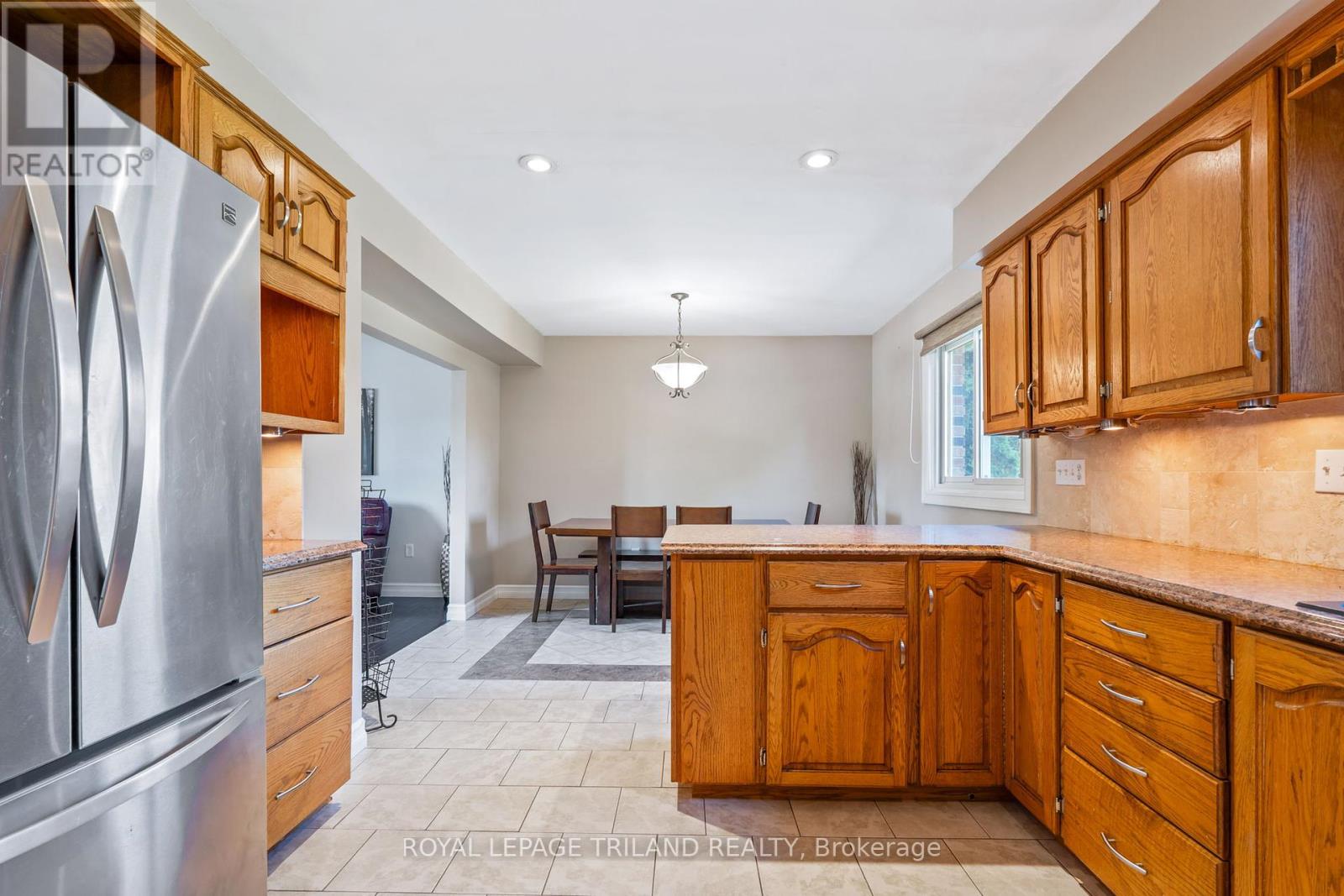 368 Kenmore Place, London East, Ontario  N5Y 1V2 - Photo 13 - X12443542