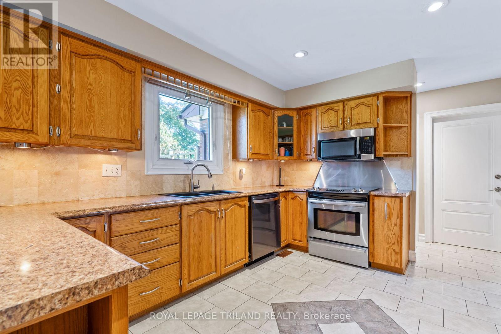 368 Kenmore Place, London East, Ontario  N5Y 1V2 - Photo 14 - X12443542