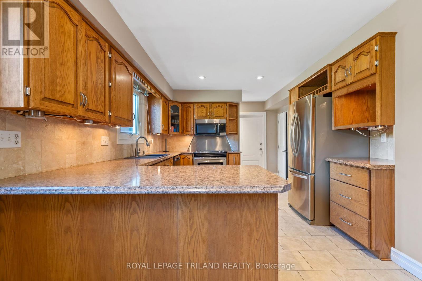 368 Kenmore Place, London East, Ontario  N5Y 1V2 - Photo 15 - X12443542