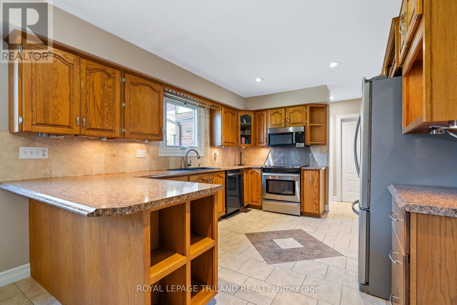 368 Kenmore Place, London East, Ontario  N5Y 1V2 - Photo 16 - X12443542