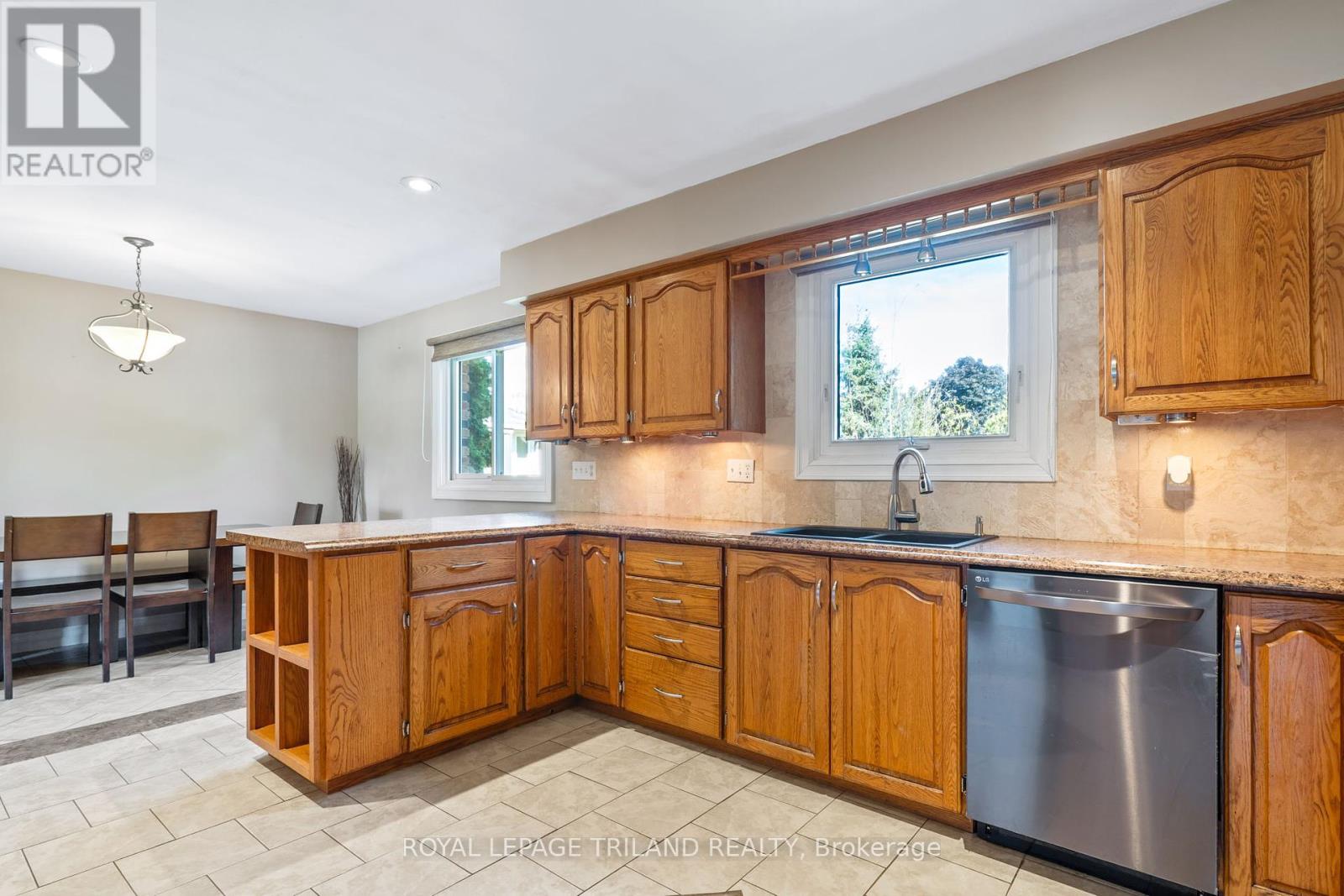 368 Kenmore Place, London East, Ontario  N5Y 1V2 - Photo 17 - X12443542