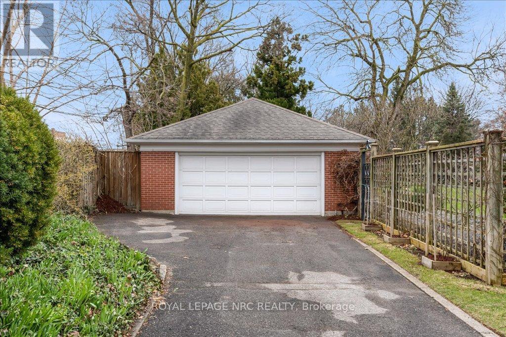 15 Trafalgar Street, St. Catharines (Downtown), Ontario  L2R 3L9 - Photo 4 - X12443497