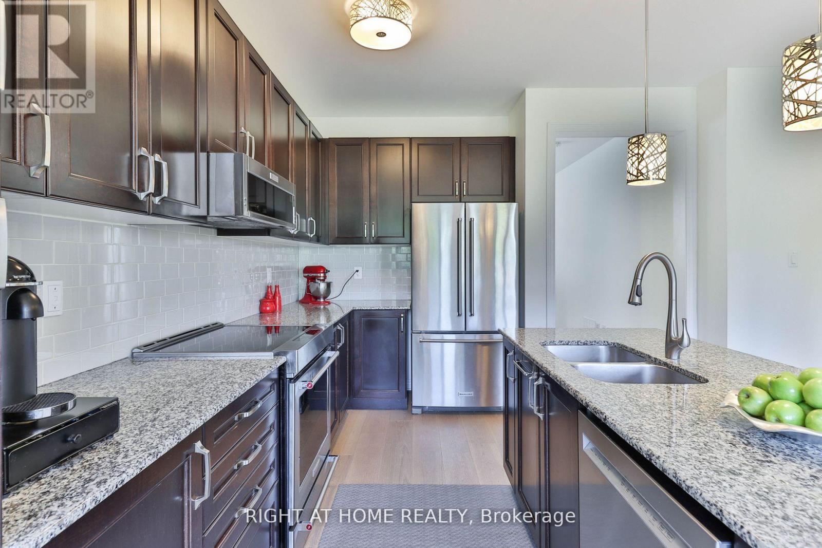 101 Roy Harper Avenue, Aurora, Ontario  L4G 0V5 - Photo 12 - N12433711