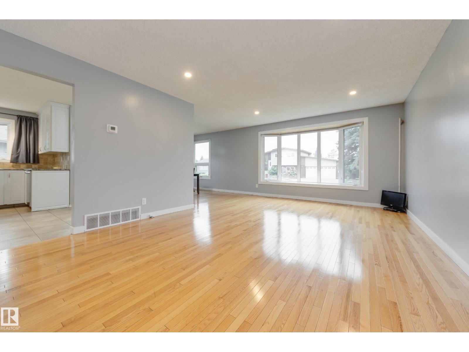 14615 29a St Nw Nw, Edmonton, Alberta  T5Y 2E4 - Photo 3 - E4460688
