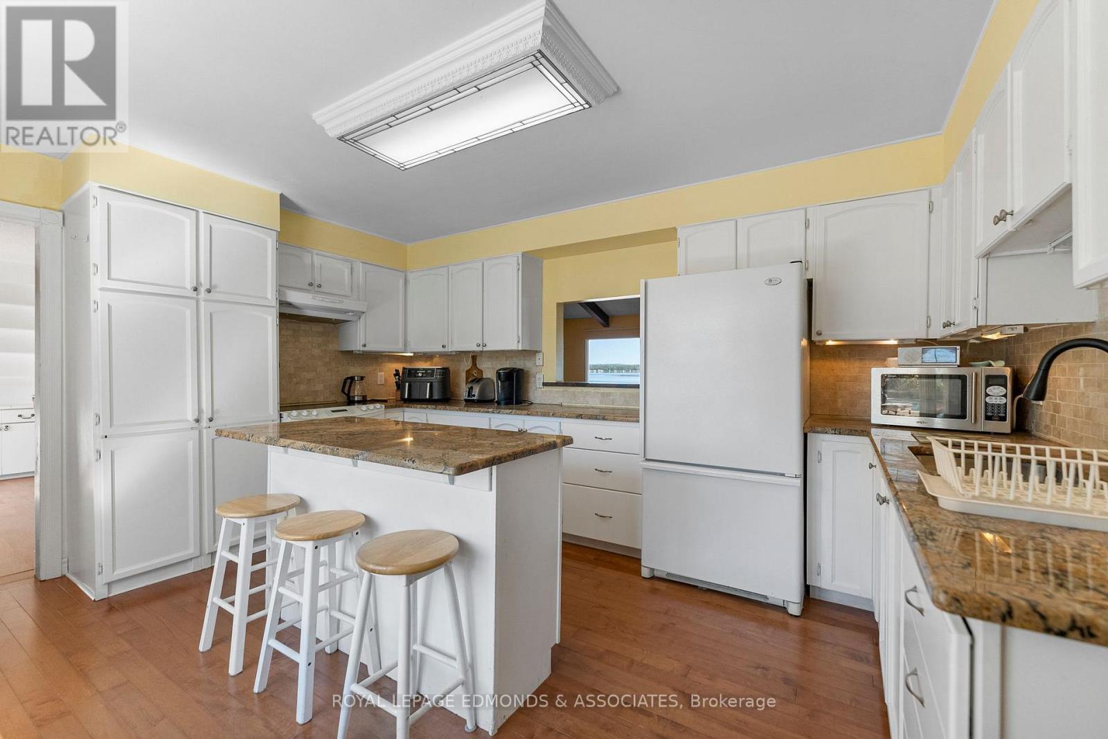 1227 Burns Drive, Laurentian Valley, Ontario  K8A 7M9 - Photo 15 - X12443515