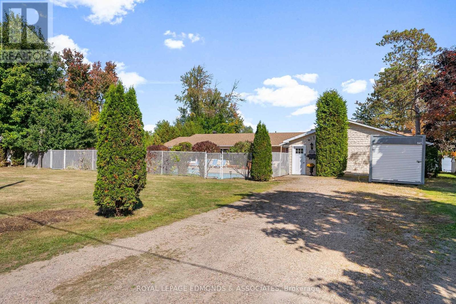 1227 Burns Drive, Laurentian Valley, Ontario  K8A 7M9 - Photo 36 - X12443515