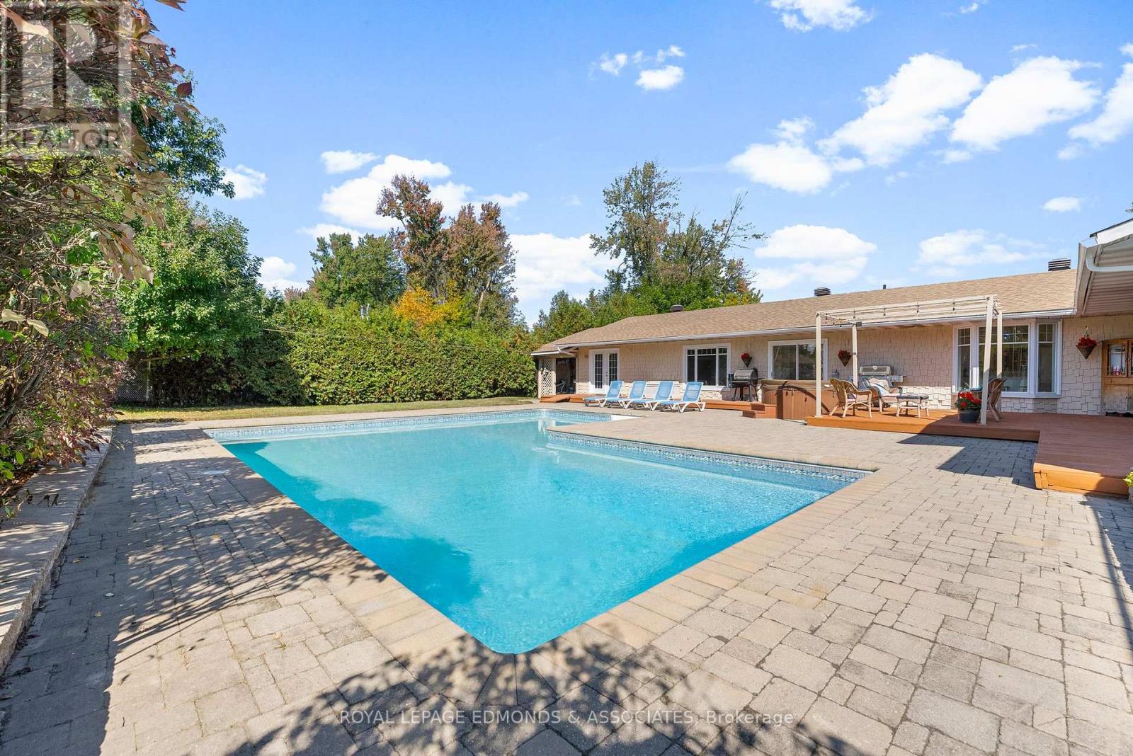 1227 Burns Drive, Laurentian Valley, Ontario  K8A 7M9 - Photo 38 - X12443515