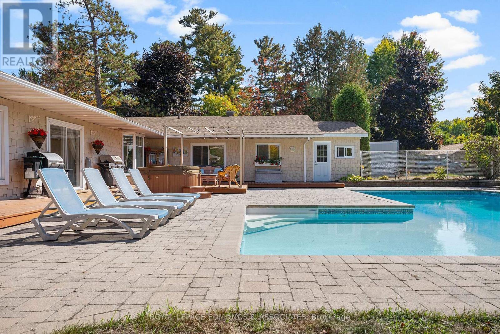 1227 Burns Drive, Laurentian Valley, Ontario  K8A 7M9 - Photo 5 - X12443515