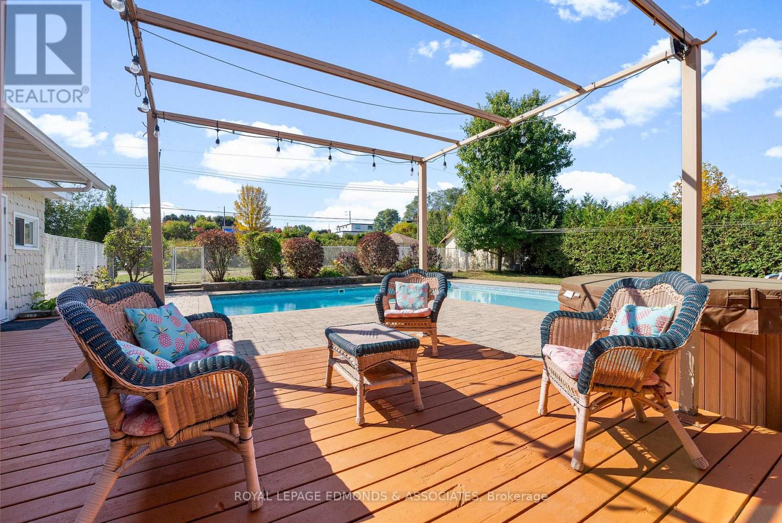1227 Burns Drive, Laurentian Valley, Ontario  K8A 7M9 - Photo 6 - X12443515