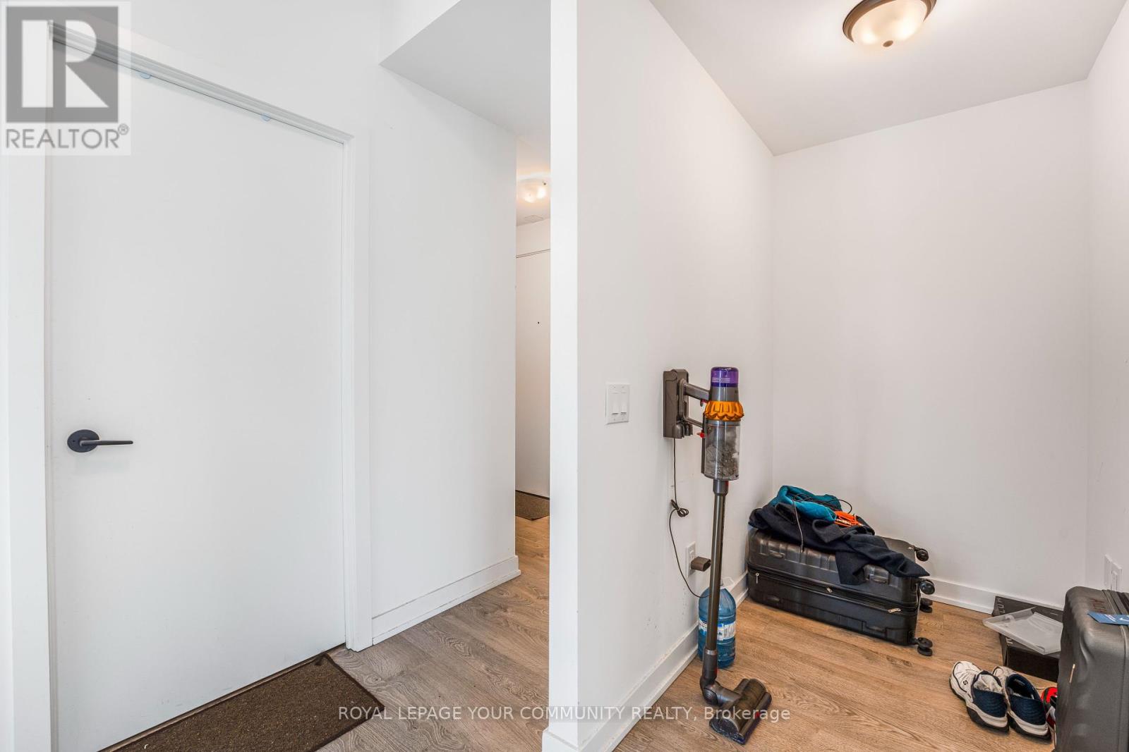 215 Lakeshore Road W, Mississauga, Ontario  L5H 0A7 - Photo 11 - W12443392