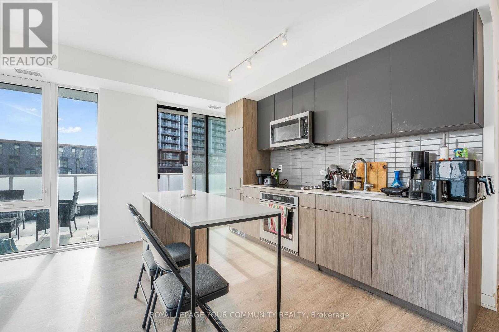 215 Lakeshore Road W, Mississauga, Ontario  L5H 0A7 - Photo 13 - W12443392