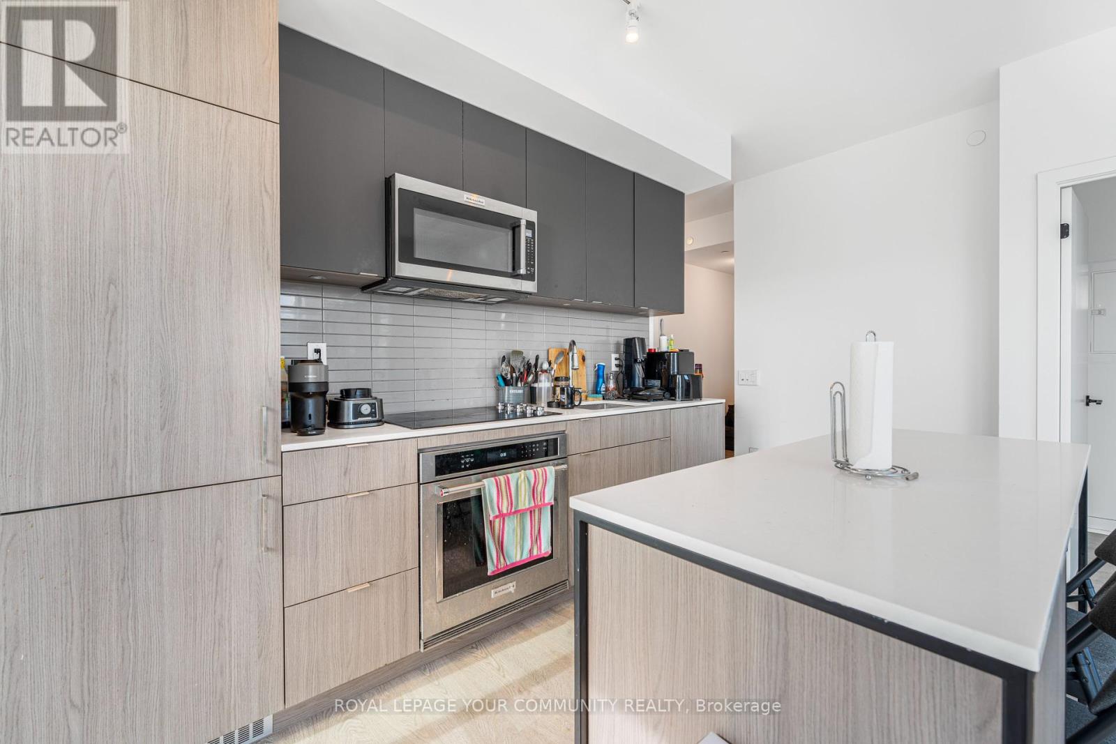 215 Lakeshore Road W, Mississauga, Ontario  L5H 0A7 - Photo 14 - W12443392