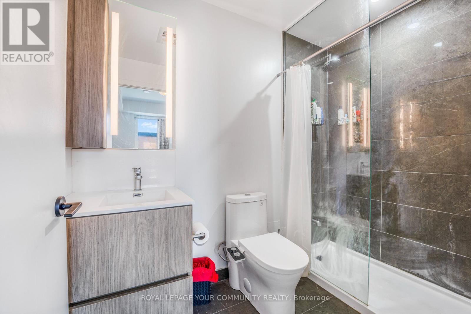 215 Lakeshore Road W, Mississauga, Ontario  L5H 0A7 - Photo 18 - W12443392