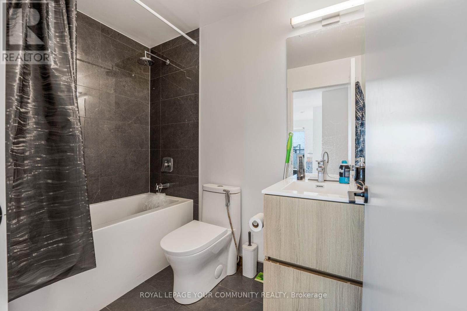 215 Lakeshore Road W, Mississauga, Ontario  L5H 0A7 - Photo 8 - W12443392