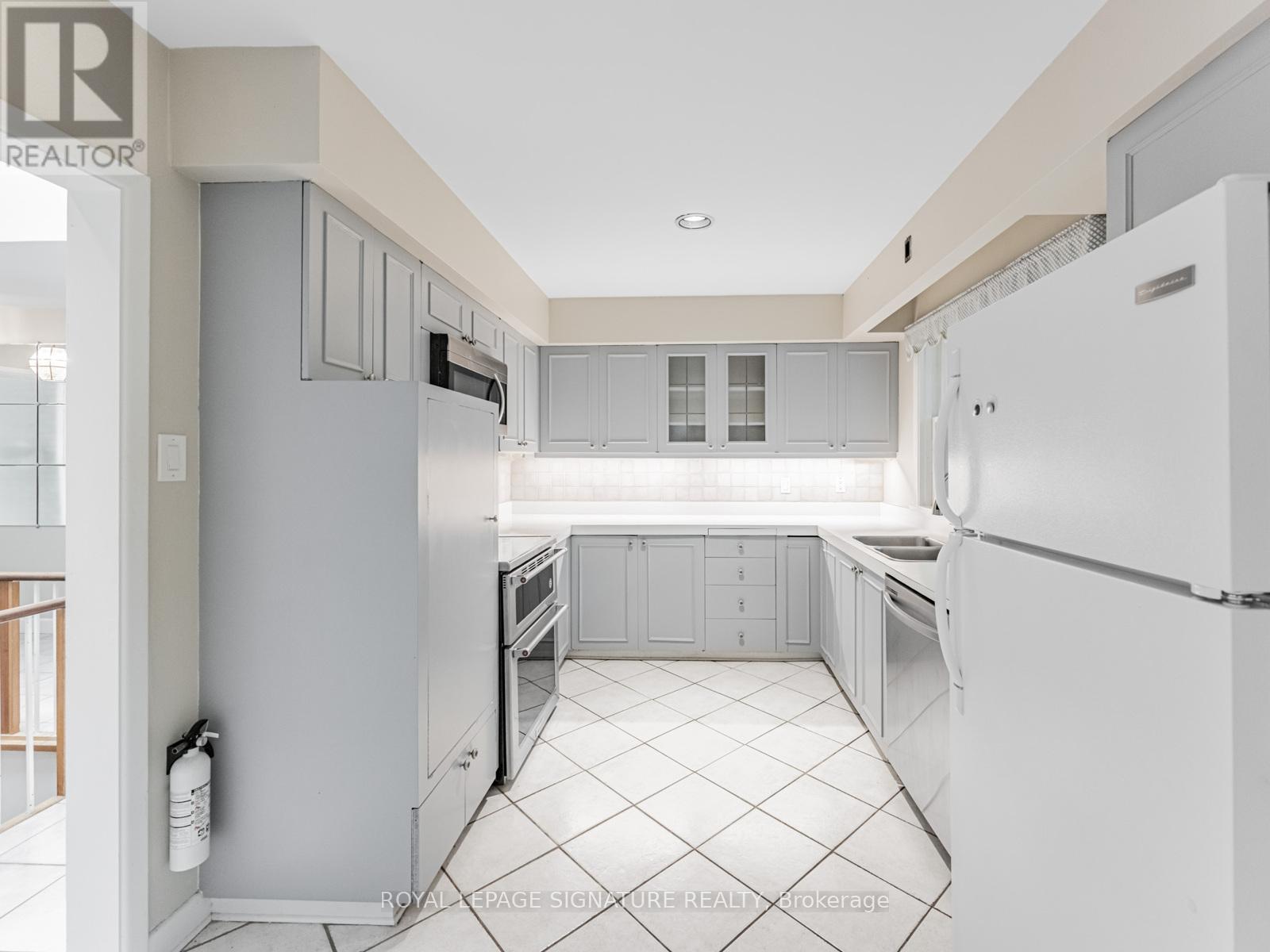 1447 Merrow Road, Mississauga, Ontario  L5J 3C4 - Photo 15 - W12443438