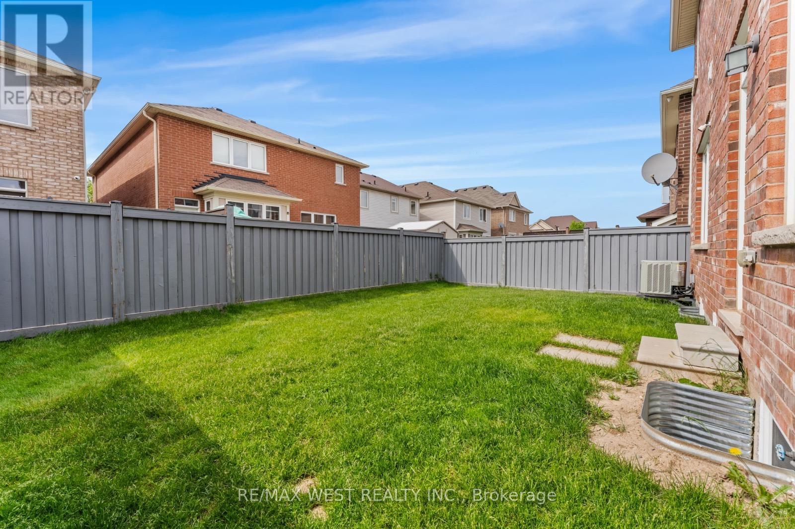 Basement Unit - 7 Locomotive Crescent, Brampton, Ontario  L7A 0S5 - Photo 2 - W12443446