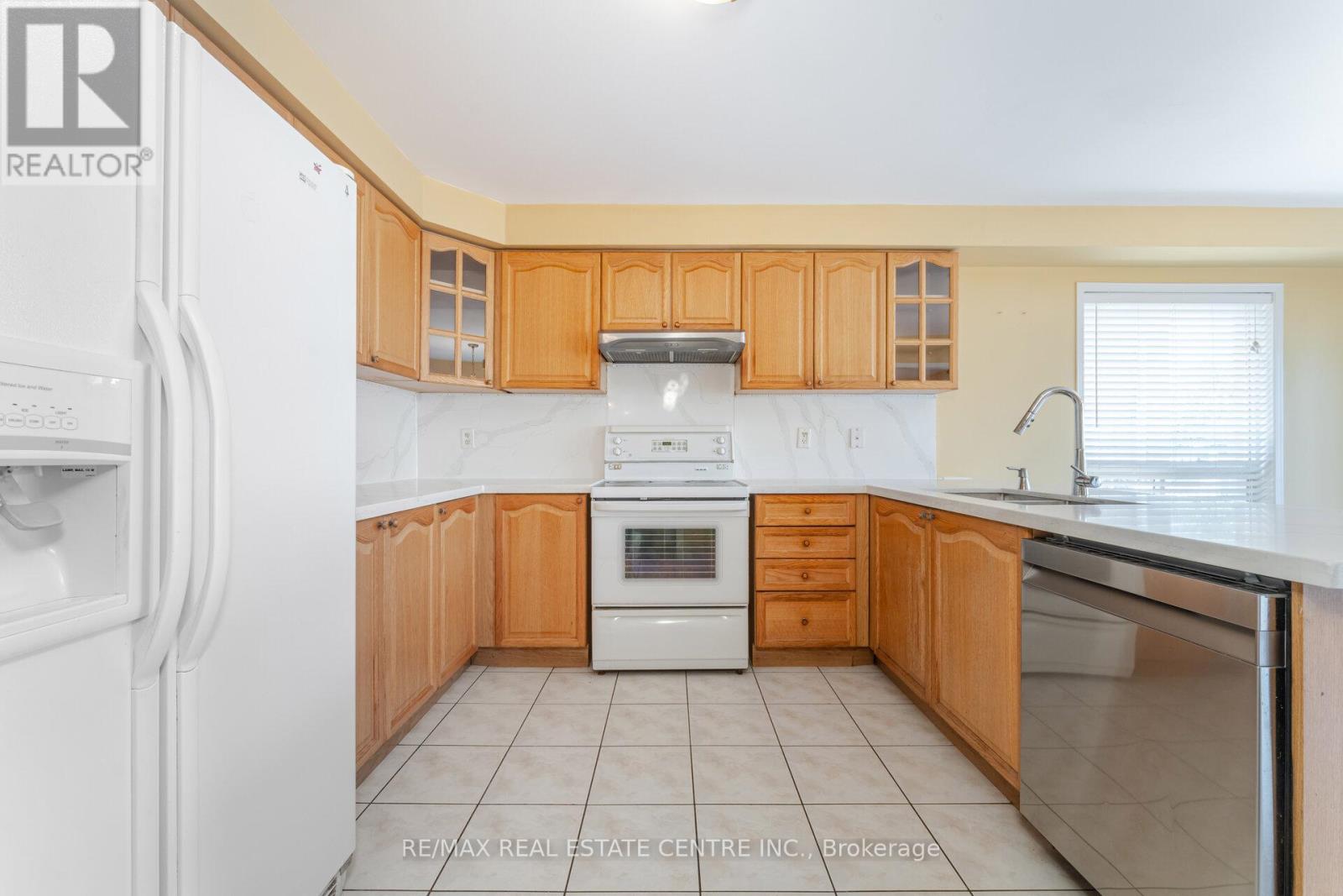 181 Brisdale Drive, Brampton (Fletcher's Meadow), Ontario  L7A 2Y8 - Photo 13 - W12443455