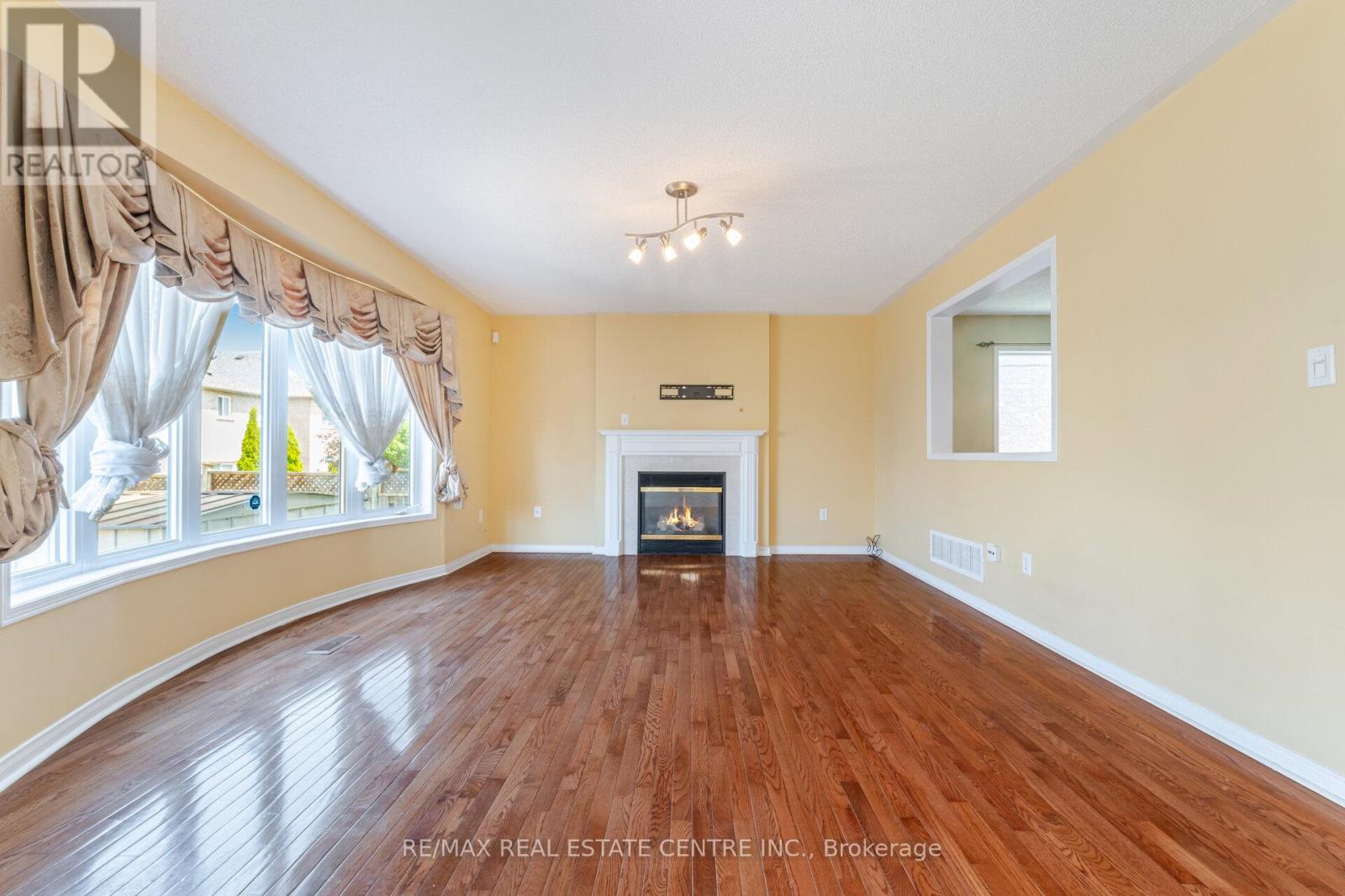 181 Brisdale Drive, Brampton (Fletcher's Meadow), Ontario  L7A 2Y8 - Photo 19 - W12443455