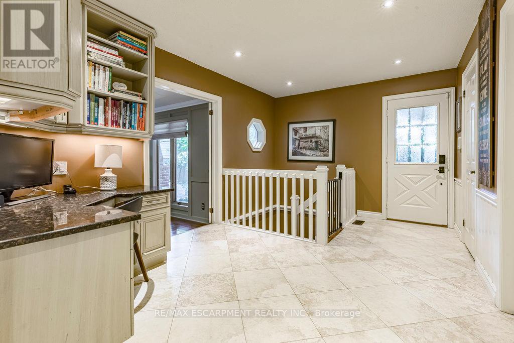 225 Shoreacres Road, Burlington, Ontario  L7L 2H3 - Photo 17 - W12443456