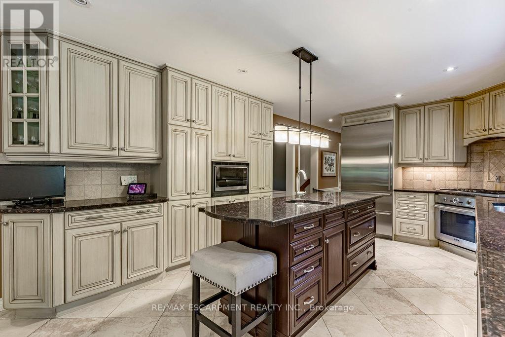 225 Shoreacres Road, Burlington, Ontario  L7L 2H3 - Photo 5 - W12443456