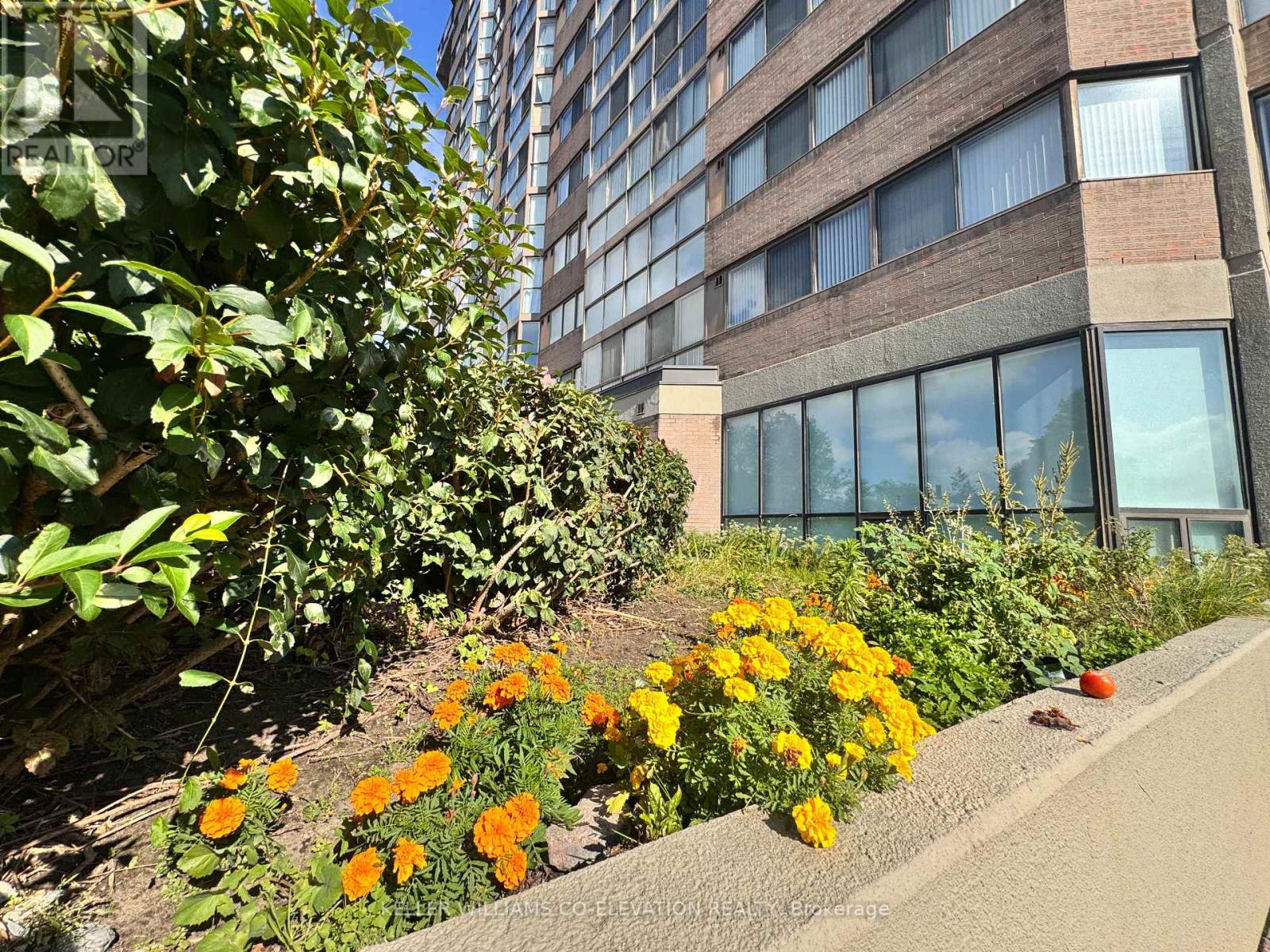 1604 - 880 Dundas Street W, Mississauga (Erindale), Ontario  L5C 4H3 - Photo 3 - W12443462
