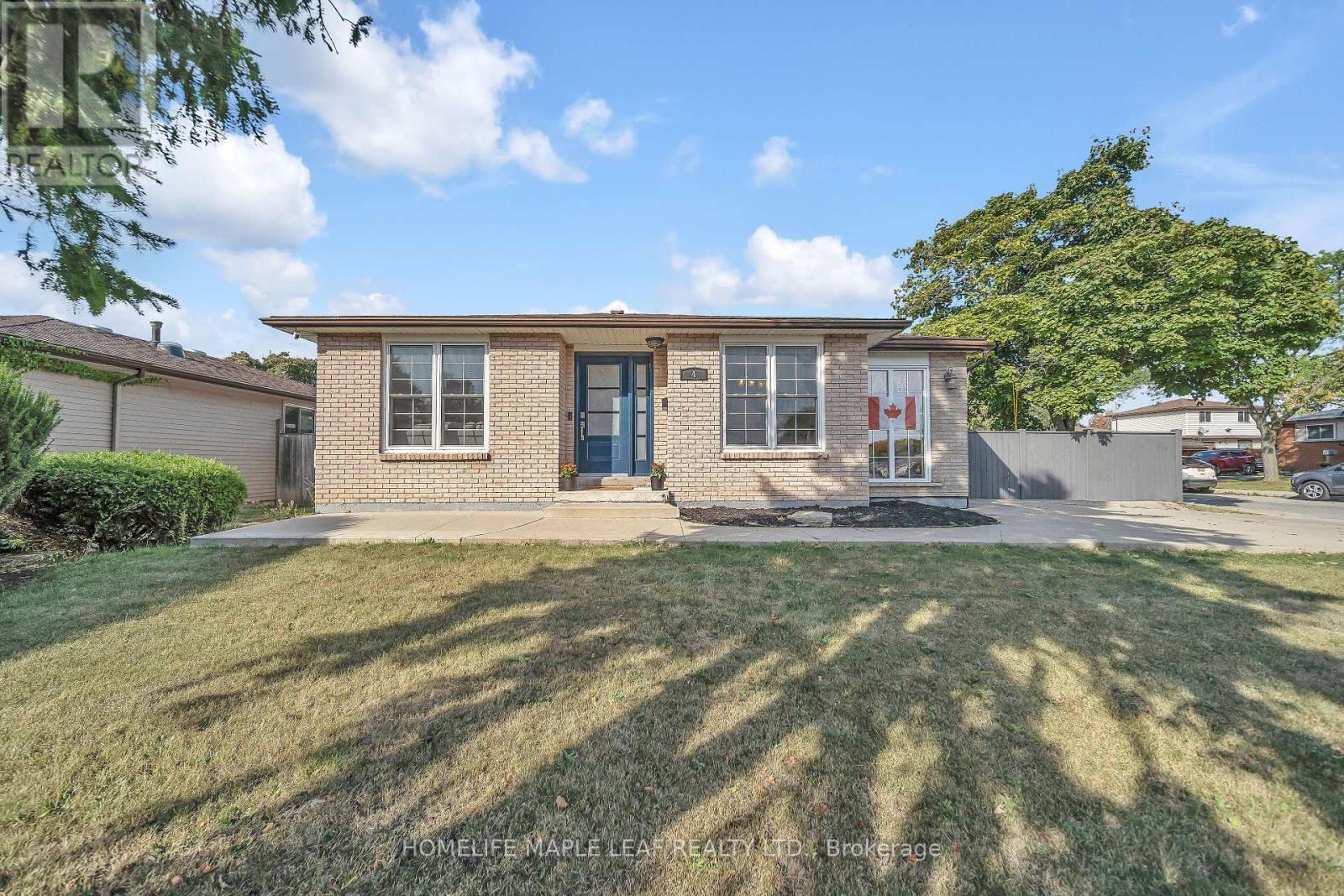 4 Lisa Court, Hamilton (Lawfield), Ontario  L8V 4P9 - Photo 4 - X12443412