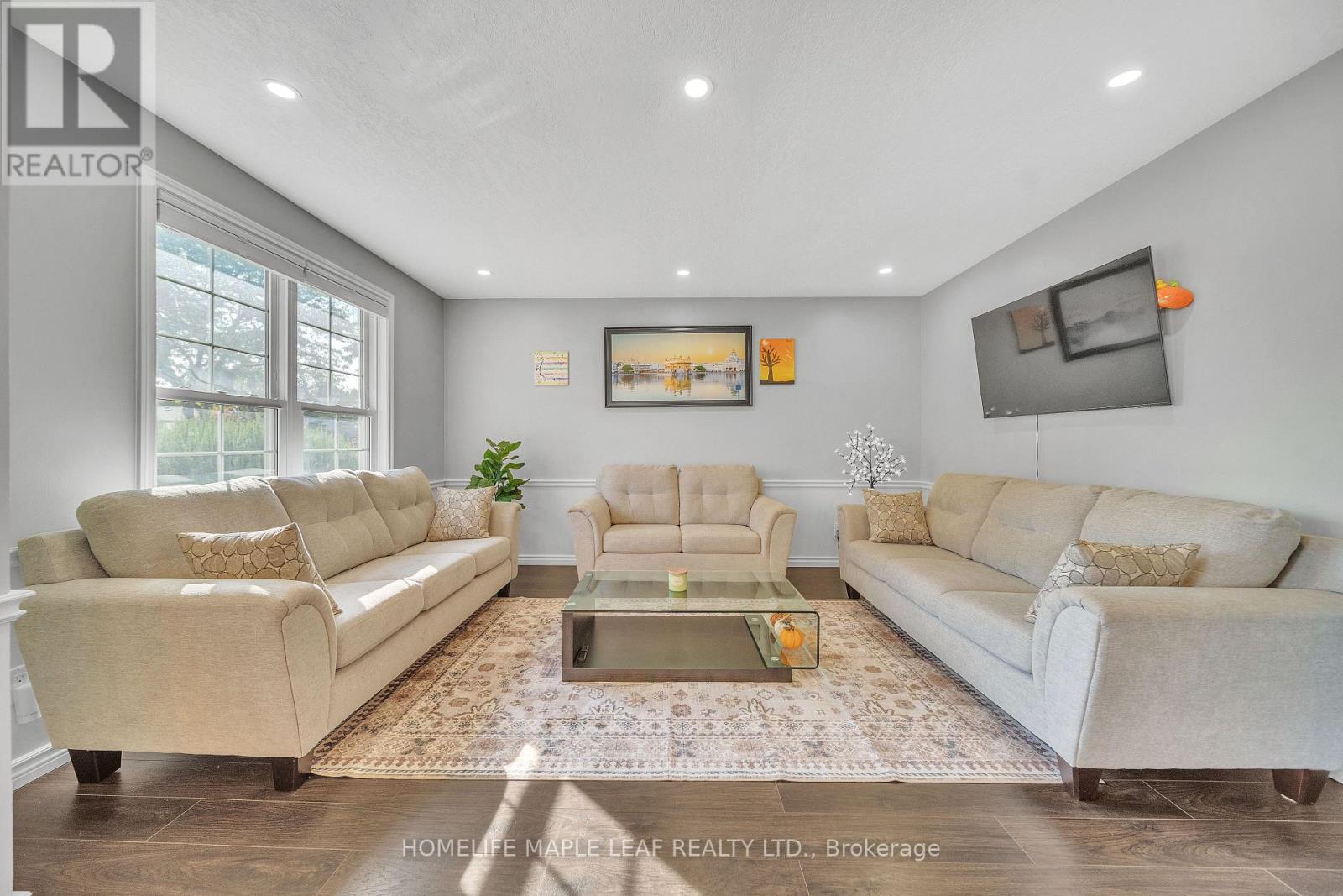 4 Lisa Court, Hamilton (Lawfield), Ontario  L8V 4P9 - Photo 6 - X12443412