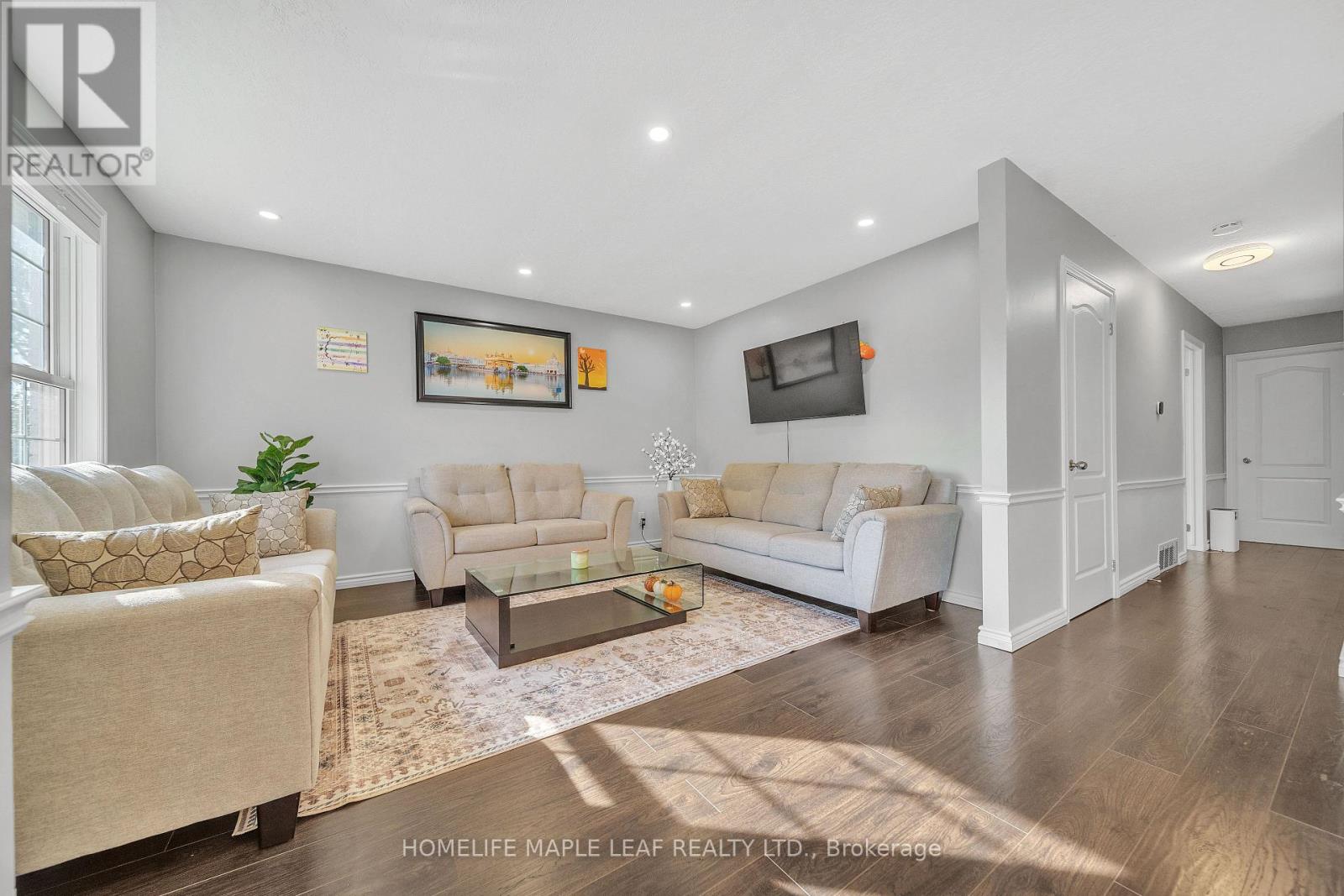 4 Lisa Court, Hamilton (Lawfield), Ontario  L8V 4P9 - Photo 7 - X12443412