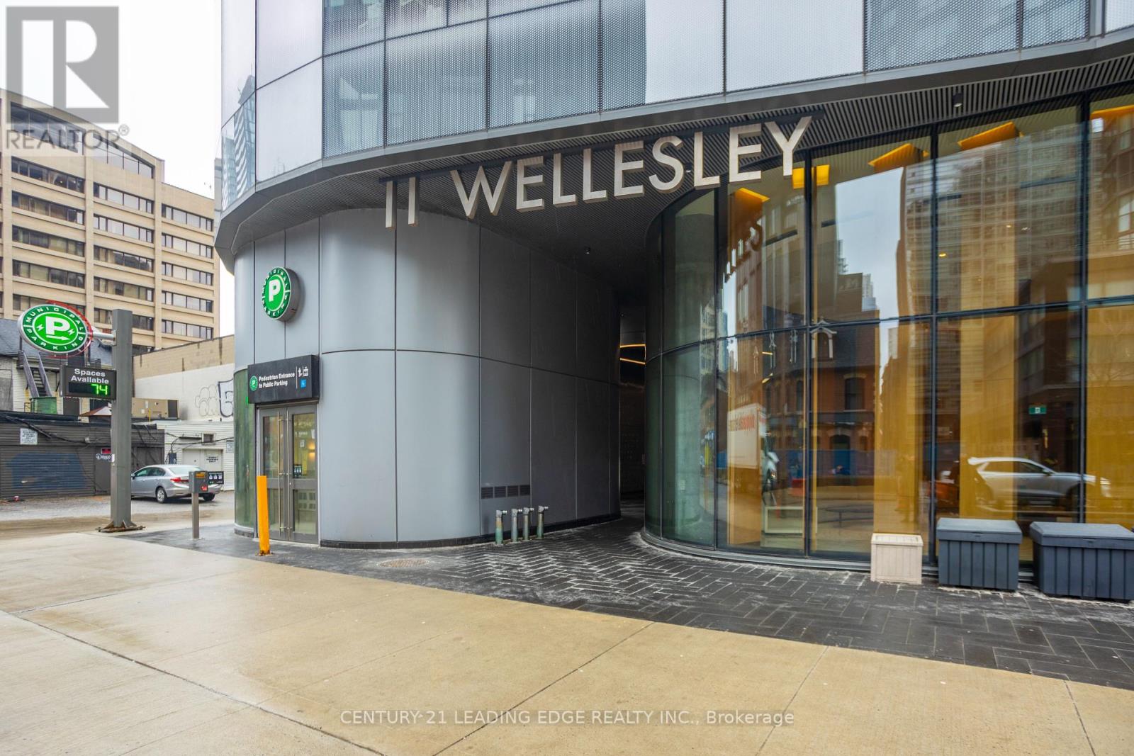 3912 - 11 Wellesley Street W, Toronto, Ontario  M4Y 0G4 - Photo 3 - C12443588