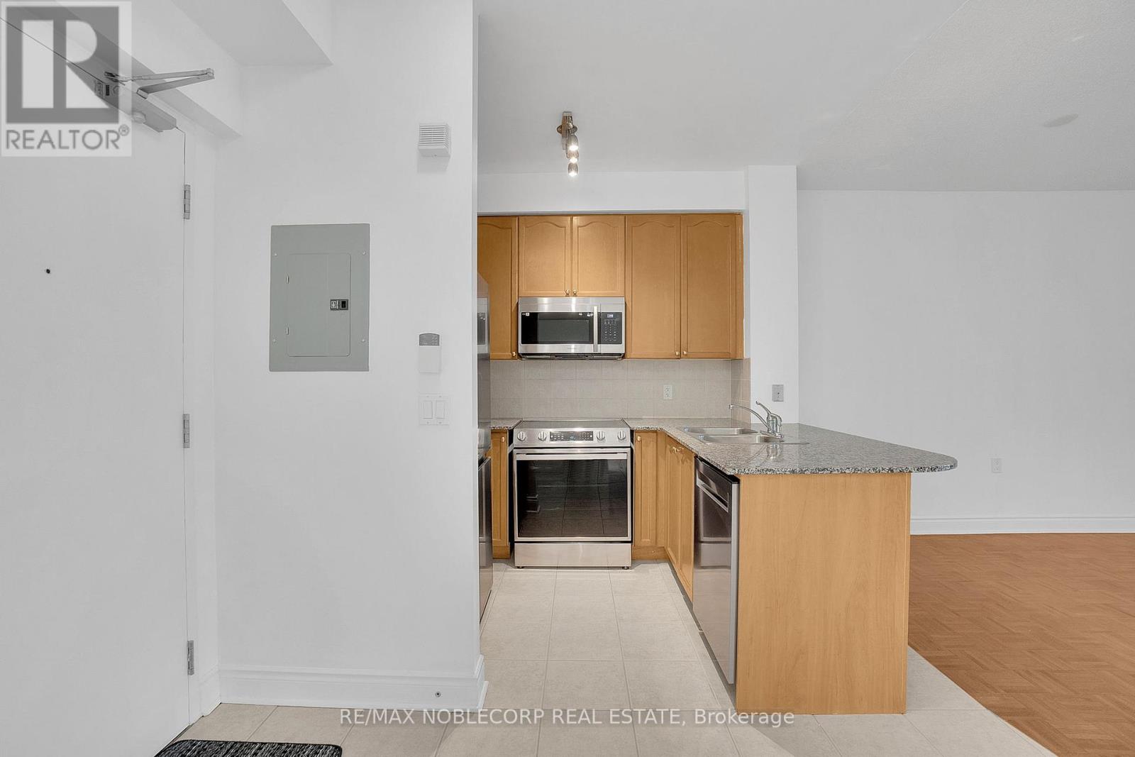 421 - 8201 Islington Avenue, Vaughan (Islington Woods), Ontario  L4L 9S6 - Photo 10 - N12443514