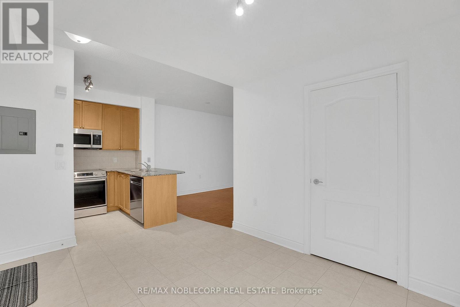 421 - 8201 Islington Avenue, Vaughan (Islington Woods), Ontario  L4L 9S6 - Photo 9 - N12443514