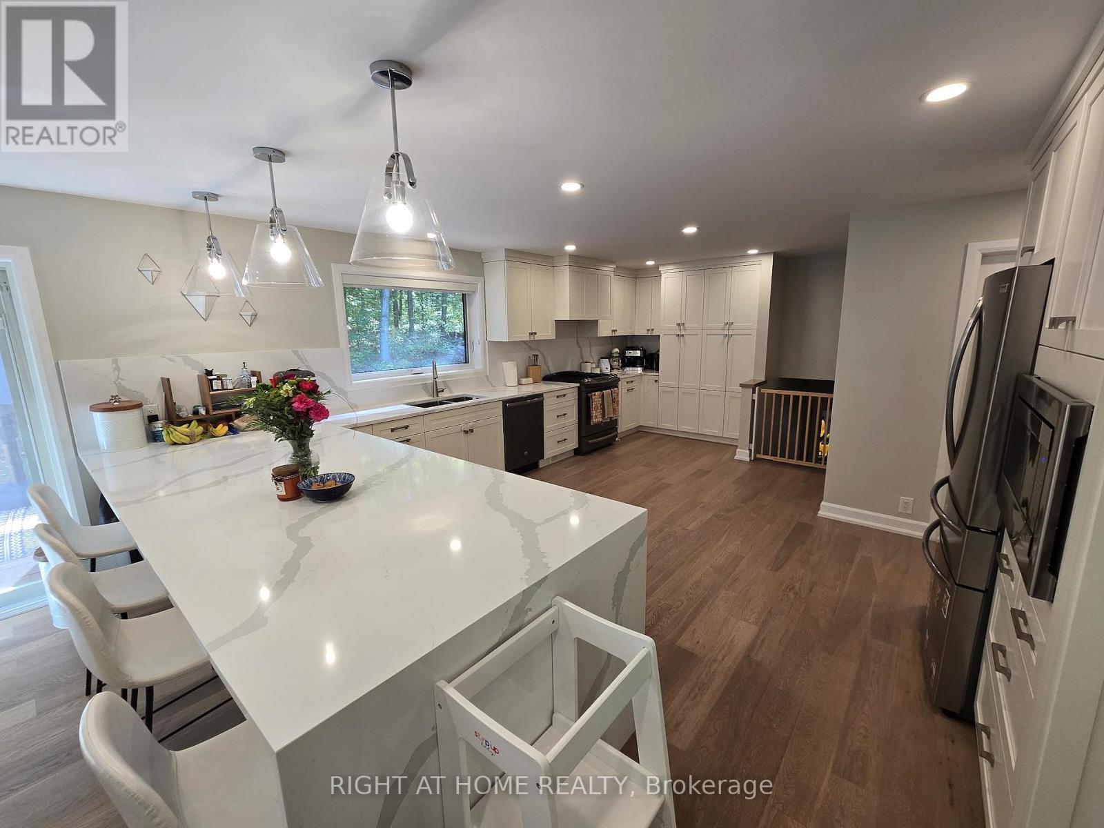 11 Woodland Crescent, Oro-Medonte, Ontario  L4M 4Y8 - Photo 3 - S12443561