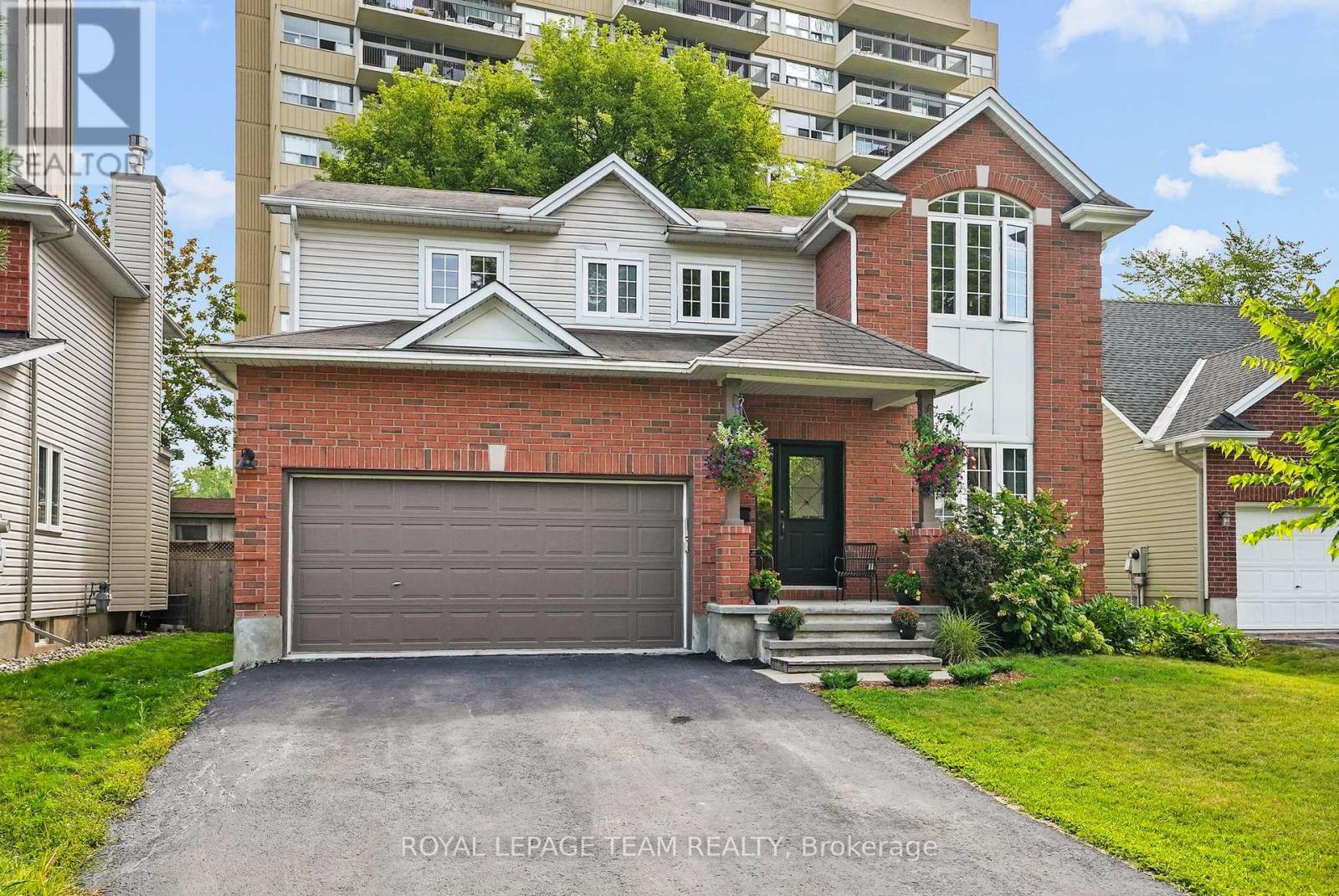2122 Saunders Avenue, Ottawa, Ontario  K2A 4C7 - Photo 2 - X12443679