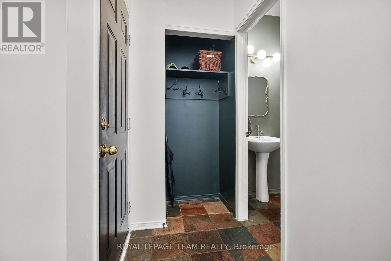 2122 Saunders Avenue, Ottawa, Ontario  K2A 4C7 - Photo 7 - X12443679