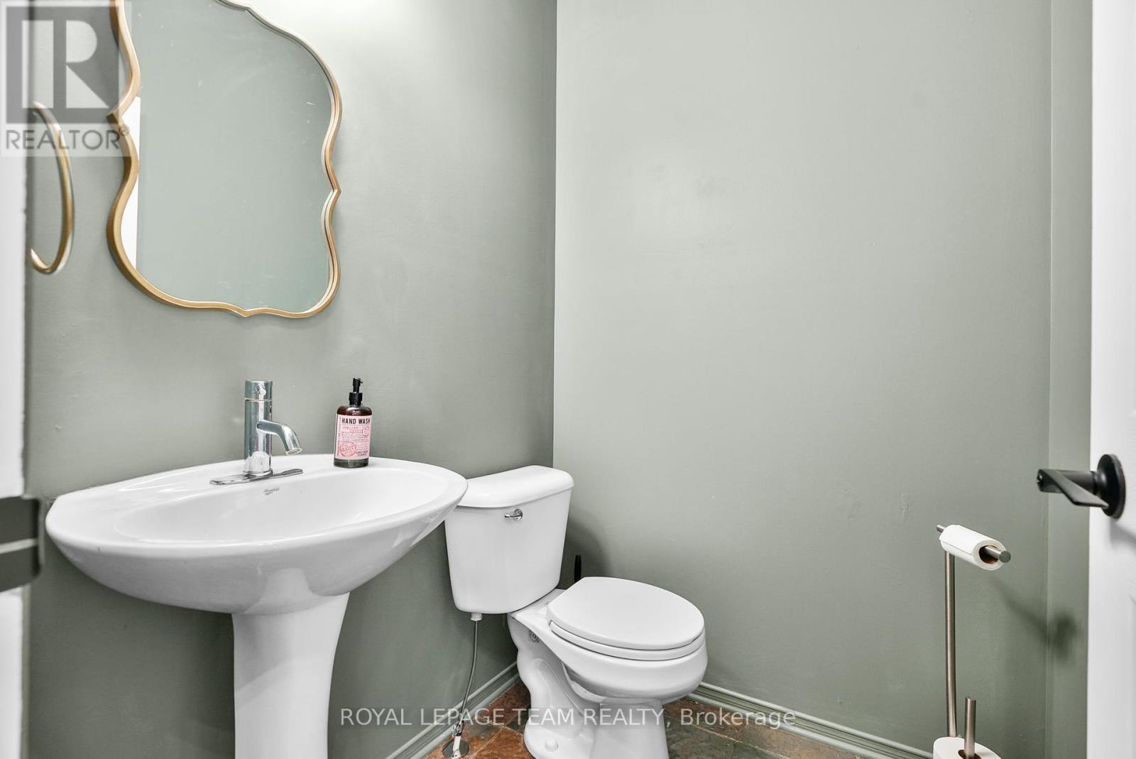 2122 Saunders Avenue, Ottawa, Ontario  K2A 4C7 - Photo 8 - X12443679