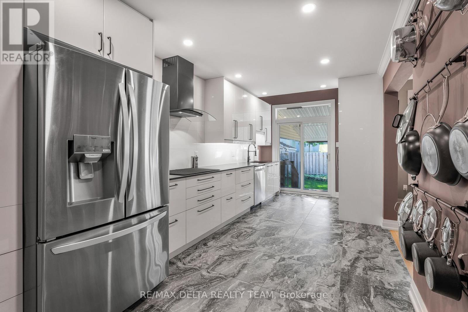 18 Longshire Circle, Ottawa, Ontario  K2J 4K7 - Photo 6 - X12443696