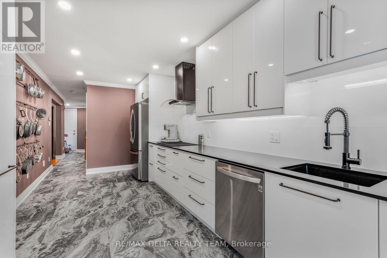 18 Longshire Circle, Ottawa, Ontario  K2J 4K7 - Photo 8 - X12443696