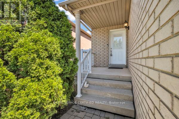 81 Roadmaster Lane, Brampton (Fletcher's Meadow), Ontario  L7A 3A8 - Photo 4 - W12443476