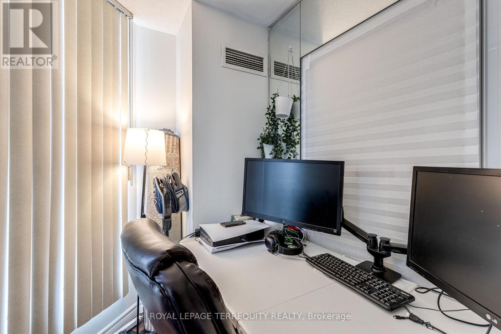 712 - 155 Hillcrest Avenue, Mississauga, Ontario  L5B 3Z2 - Photo 11 - W12443511