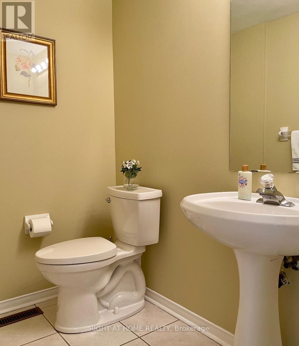 845 Mays Crescent, Mississauga (East Credit), Ontario  L5V 2G6 - Photo 11 - W12443537
